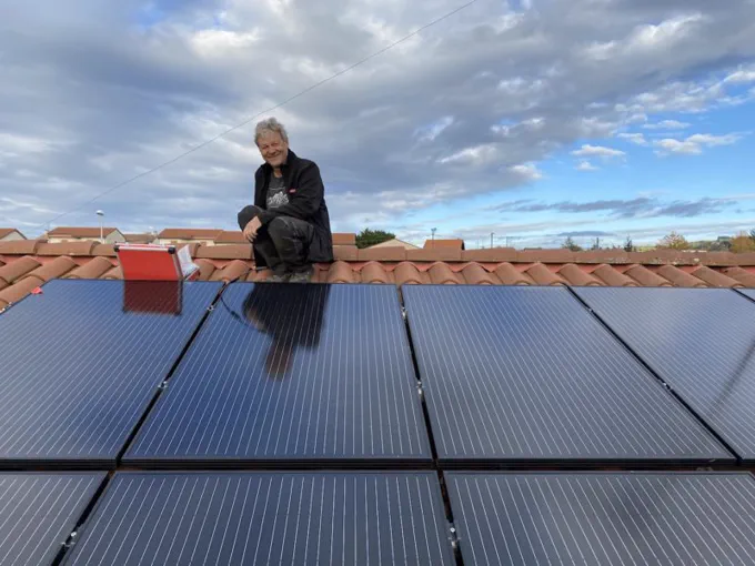 Artisan d'Auver Sol Avenir sur une toiture équipée de panneaux