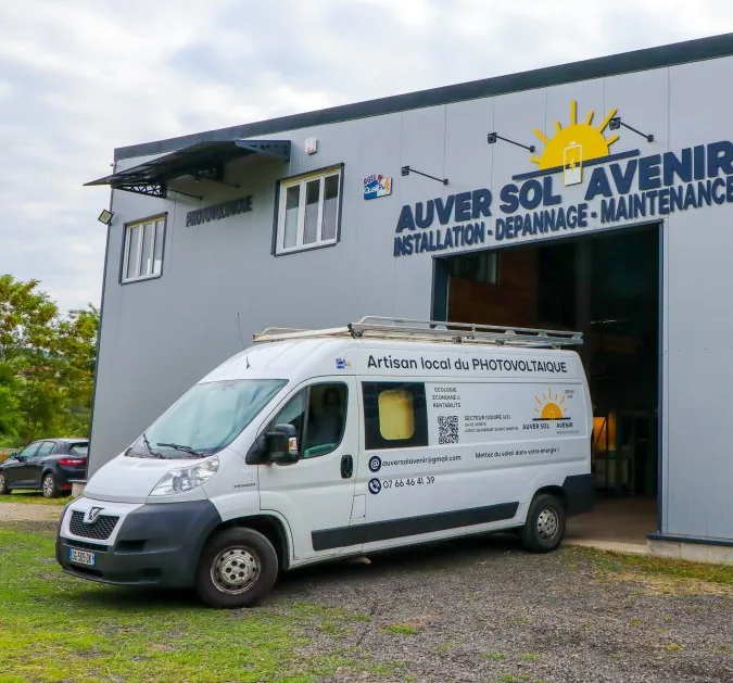 Le dépôt d'Auver Sol Avenir et son véhicule floque